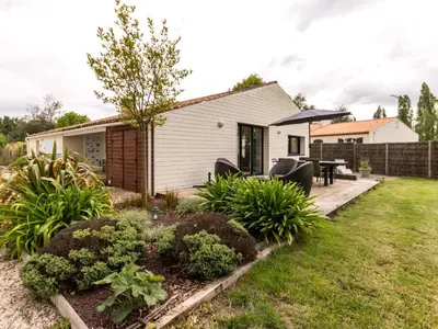 Jardin de l'établissement Gîte paisible avec grand jardin près du lac, ping-pong, vélo, climatisation, proche de Nantes et plages - FR-1-306-1056