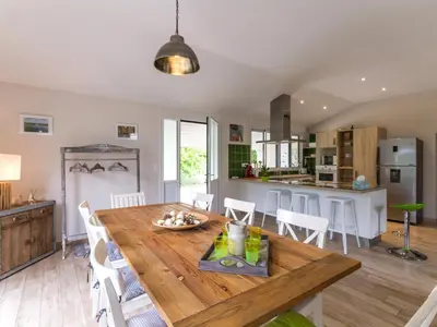 Cuisine ou kitchenette dans l'établissement Gîte paisible avec grand jardin près du lac, ping-pong, vélo, climatisation, proche de Nantes et plages - FR-1-306-1056