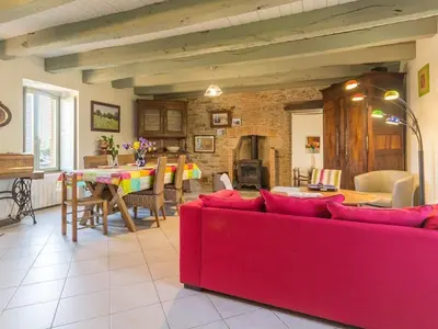 Coin salon dans l'établissement Maison charmante à Rouans - Wifi, Animaux admis - FR-1-306-1059