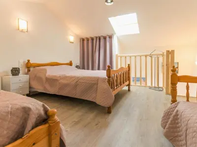 Un ou plusieurs lits dans un hébergement de l'établissement Maison mitoyenne cosy à 200m de la mer avec terrasse, wifi et équipements bébé - FR-1-306-1062
