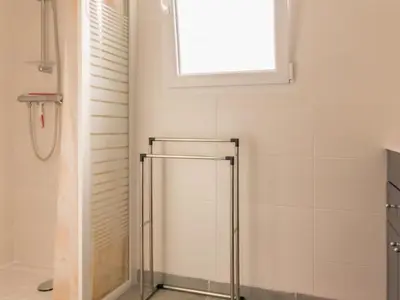 Salle de bains dans l'établissement Maison mitoyenne cosy à 200m de la mer avec terrasse, wifi et équipements bébé - FR-1-306-1062