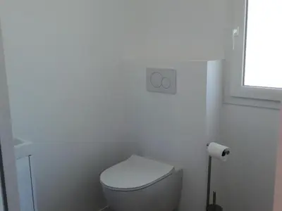 Salle de bains dans l'établissement Gîte calme proche mer à Pornic, jardin clos, accessible PMR, visite ferme, wifi, équipement bébé - FR-1-306-1067