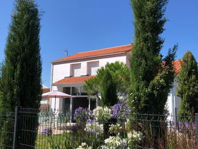 Jardin de l'établissement Gîte calme proche mer à Pornic, jardin clos, accessible PMR, visite ferme, wifi, équipement bébé - FR-1-306-1067