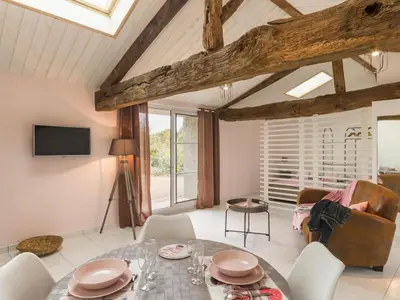Télévision ou salle de divertissement dans l'établissement Gîte paisible à la campagne près de Pornic, jardin commun, wifi, idéal pour détente et loisirs - FR-1-306-1069