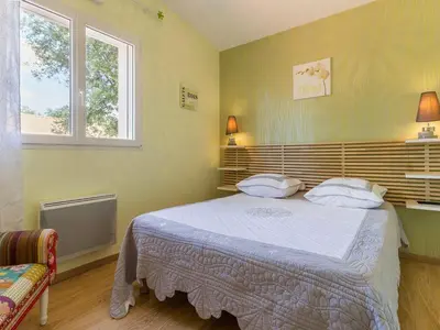 Un ou plusieurs lits dans un hébergement de l'établissement Maison Neuve en Bord de Mer avec Jardin Boisé, Wifi, et Équipements Complets - FR-1-306-1096