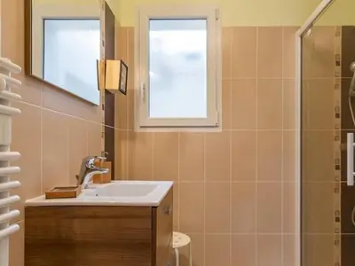 Salle de bains dans l'établissement Maison Neuve en Bord de Mer avec Jardin Boisé, Wifi, et Équipements Complets - FR-1-306-1096