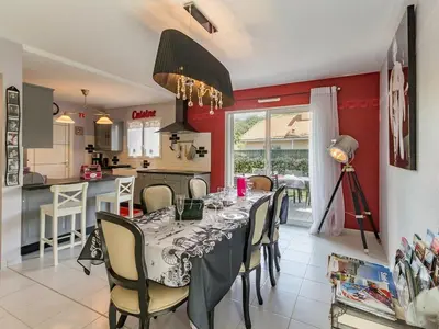 Cuisine ou kitchenette dans l'établissement Maison Neuve en Bord de Mer avec Jardin Boisé, Wifi, et Équipements Complets - FR-1-306-1096