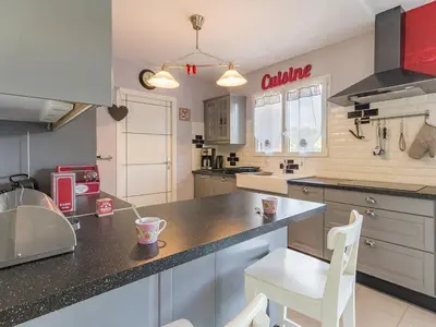 Cuisine ou kitchenette dans l'établissement Maison Neuve en Bord de Mer avec Jardin Boisé, Wifi, et Équipements Complets - FR-1-306-1096