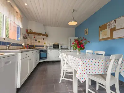 Cuisine ou kitchenette dans l'établissement Gîte familial au cœur de la Vallée du Don avec jardin clos, activités et équipements complets - FR-1-306-1107