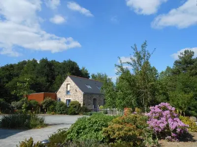 Jardin de l'établissement Gîte familial au cœur de la Vallée du Don avec jardin clos, activités et équipements complets - FR-1-306-1107