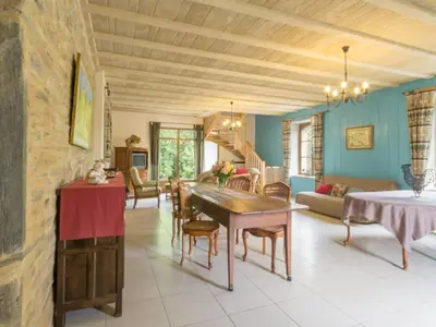 Coin salon dans l'établissement Gîte familial au cœur de la Vallée du Don avec jardin clos, activités et équipements complets - FR-1-306-1107