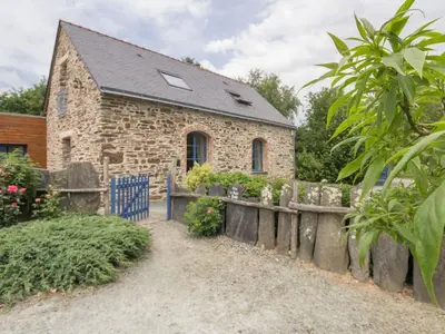 Jardin de l'établissement Gîte familial au cœur de la Vallée du Don avec jardin clos, activités et équipements complets - FR-1-306-1107
