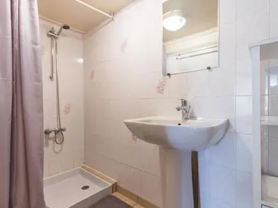 Salle de bains dans l'établissement Gîte à la campagne avec jardin clos, terrasse, wifi et vélos - entre Ancenis et Châteaubriant - FR-1-306-1111