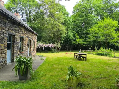 Jardin de l'établissement Gîte paisible en parc arboré, 3 ch., prox. Nantes/Rennes, équipements bébé, activités plein air - FR-1-306-1115