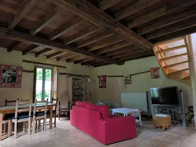 Télévision ou salle de divertissement dans l'établissement Gîte paisible en parc arboré, 3 ch., prox. Nantes/Rennes, équipements bébé, activités plein air - FR-1-306-1115