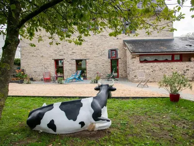 Jardin de l'établissement Maison de Campagne Spacieuse avec Piscine Privée et Jardin Clos - FR-1-306-1114
