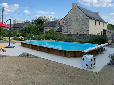 Piscine de l'établissement Maison de Campagne Spacieuse avec Piscine Privée et Jardin Clos - FR-1-306-1114 ou située à proximité