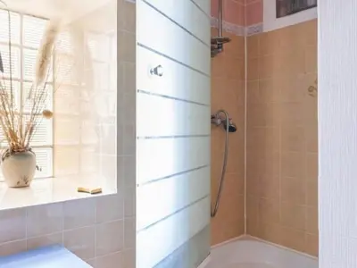 Salle de bains dans l'établissement Gîte Rénové avec Étang, Proche Nantes, Wi-Fi, Équipements Bébé - FR-1-306-1118