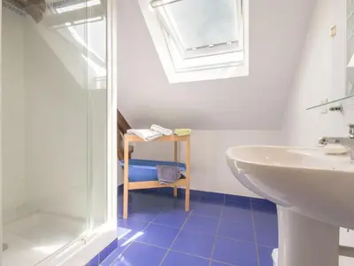 Salle de bains dans l'établissement Gîte calme avec jardin clos, équipements complets et activités sur place à Callac - FR-1-306-1130