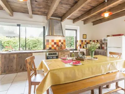 Cuisine ou kitchenette dans l'établissement Gîte calme avec jardin clos, équipements complets et activités sur place à Callac - FR-1-306-1130