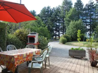 Jardin de l'établissement Gîte calme avec jardin clos, équipements complets et activités sur place à Callac - FR-1-306-1130