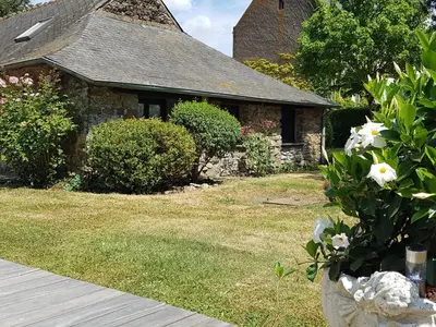 Jardin de l'établissement Havre de paix avec piscine chauffée, jardin arboré et activités pour tous - FR-1-306-1142