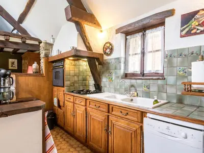 Cuisine ou kitchenette dans l'établissement Havre de paix avec piscine chauffée, jardin arboré et activités pour tous - FR-1-306-1142