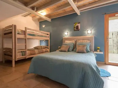 Un ou plusieurs lits dans un hébergement de l'établissement Gîte rénové avec jardin clos, proche Nantes, idéal famille, accessible PMR, wifi inclus - FR-1-306-1134