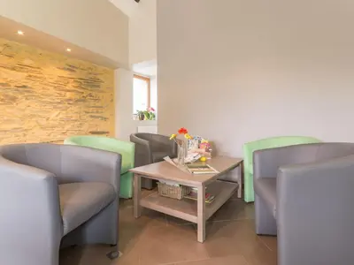 Coin salon dans l'établissement Gîte rénové avec jardin clos, proche Nantes, idéal famille, accessible PMR, wifi inclus - FR-1-306-1134