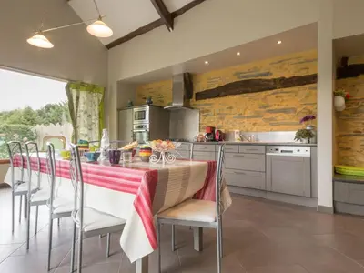 Cuisine ou kitchenette dans l'établissement Gîte rénové avec jardin clos, proche Nantes, idéal famille, accessible PMR, wifi inclus - FR-1-306-1134
