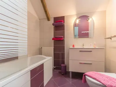 Salle de bains dans l'établissement Gîte rénové avec jardin clos, proche Nantes, idéal famille, accessible PMR, wifi inclus - FR-1-306-1134