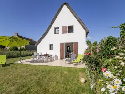Jardin de l'établissement Chaumière Typique en Brière avec Cheminée, WiFi, et Terrasse - Idéal Familles - FR-1-306-1131