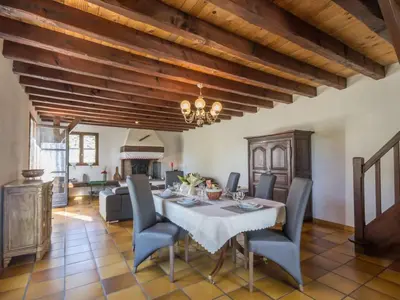 Coin salon dans l'établissement Chaumière Typique en Brière avec Cheminée, WiFi, et Terrasse - Idéal Familles - FR-1-306-1131