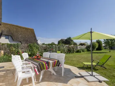 Jardin de l'établissement Chaumière Typique en Brière avec Cheminée, WiFi, et Terrasse - Idéal Familles - FR-1-306-1131