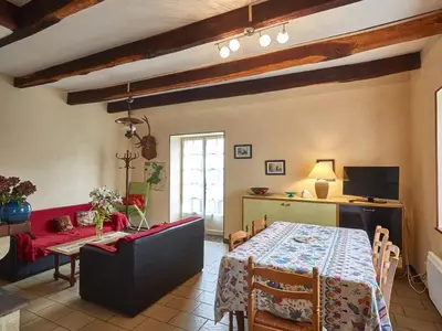 Télévision ou salle de divertissement dans l'établissement Charmante Maison Familiale à la Campagne, Proche Forêt, avec Wifi, Ping-Pong et Panier de Basket - FR-1-306-1152