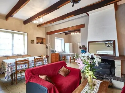 Cuisine ou kitchenette dans l'établissement Charmante Maison Familiale à la Campagne, Proche Forêt, avec Wifi, Ping-Pong et Panier de Basket - FR-1-306-1152
