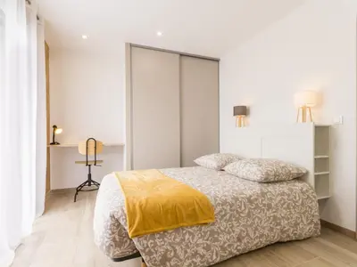 Un ou plusieurs lits dans un hébergement de l'établissement Gîte moderne avec confort, près de la mer, jardin clos, garage, WiFi, et équipements bébé - FR-1-306-1173