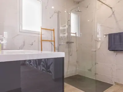Salle de bains dans l'établissement Gîte moderne avec confort, près de la mer, jardin clos, garage, WiFi, et équipements bébé - FR-1-306-1173