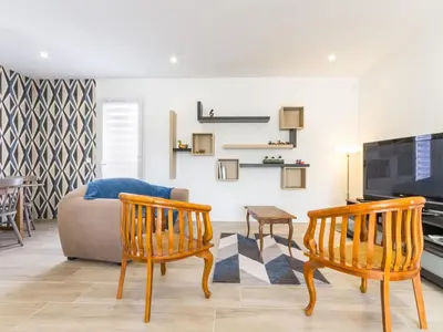 Coin salon dans l'établissement Gîte moderne avec confort, près de la mer, jardin clos, garage, WiFi, et équipements bébé - FR-1-306-1173