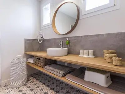 Salle de bains dans l'établissement Gîte cosy bord de mer avec spa à 5 min de la plage et commerces, 2 terrasses, idéal famille et bébé - FR-1-306-1192