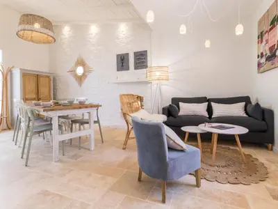 Coin salon dans l'établissement Gîte cosy bord de mer avec spa à 5 min de la plage et commerces, 2 terrasses, idéal famille et bébé - FR-1-306-1192