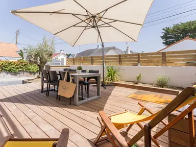 Terrasse ou espace extérieur de l'établissement Gîte cosy bord de mer avec spa à 5 min de la plage et commerces, 2 terrasses, idéal famille et bébé - FR-1-306-1192