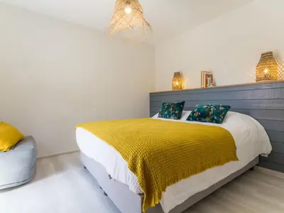 Un ou plusieurs lits dans un hébergement de l'établissement Gîte cosy bord de mer avec spa à 5 min de la plage et commerces, 2 terrasses, idéal famille et bébé - FR-1-306-1192