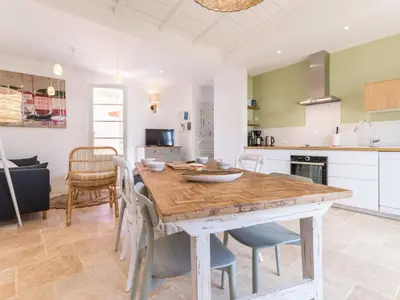 Cuisine ou kitchenette dans l'établissement Gîte cosy bord de mer avec spa à 5 min de la plage et commerces, 2 terrasses, idéal famille et bébé - FR-1-306-1192