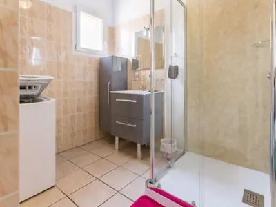 Salle de bains dans l'établissement Charmante maison rénovée, au calme avec jardin, à 20 km de la mer et 35 km de Nantes - FR-1-306-1190