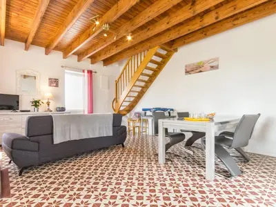 Télévision ou salle de divertissement dans l'établissement Charmante maison rénovée, au calme avec jardin, à 20 km de la mer et 35 km de Nantes - FR-1-306-1190