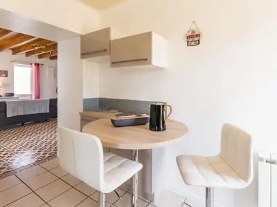 Cuisine ou kitchenette dans l'établissement Charmante maison rénovée, au calme avec jardin, à 20 km de la mer et 35 km de Nantes - FR-1-306-1190