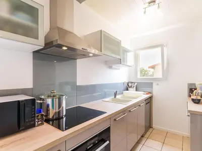 Cuisine ou kitchenette dans l'établissement Charmante maison rénovée, au calme avec jardin, à 20 km de la mer et 35 km de Nantes - FR-1-306-1190