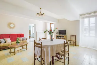 Télévision ou salle de divertissement dans l'établissement Bocage