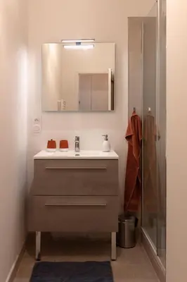 Salle de bains dans l'établissement Cœur de ville, tout équipé, local vélos